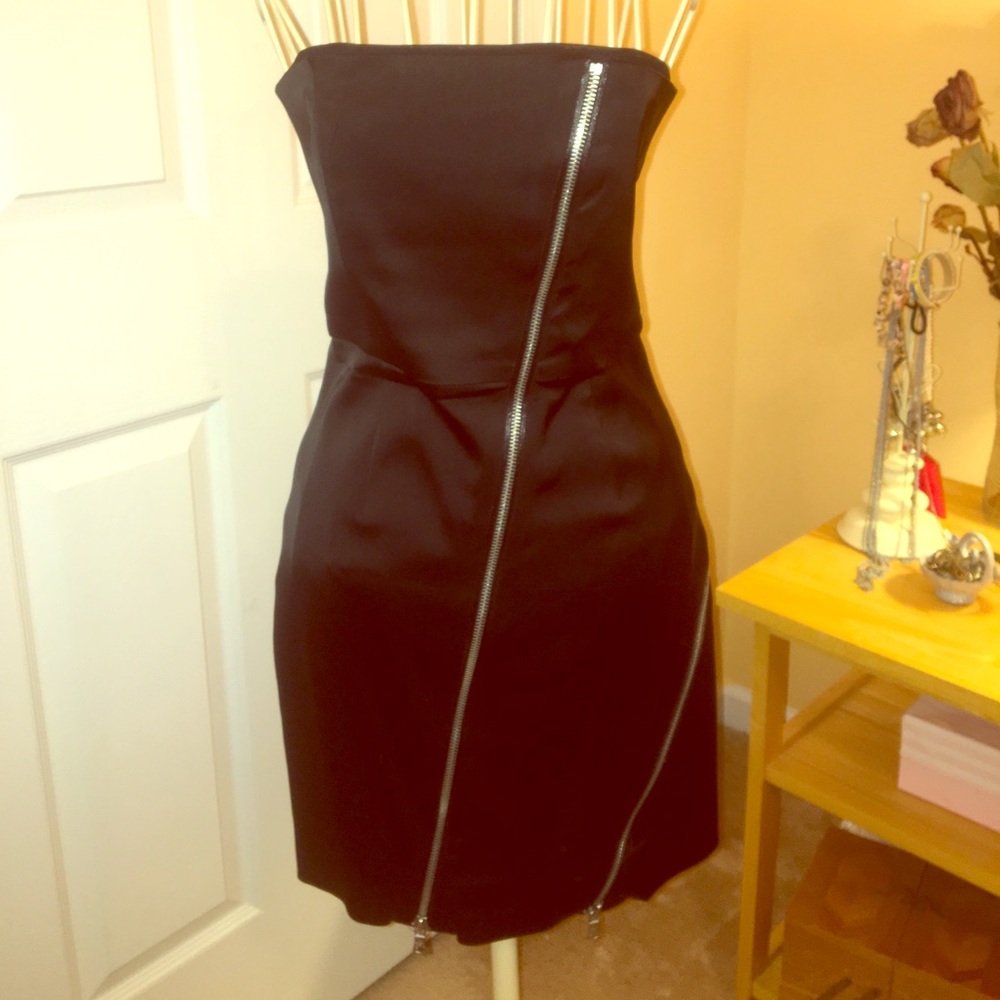 Little black dress with side zippers strapless sz0