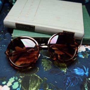 Circular plastic Toutoise Shell Sunglasses
