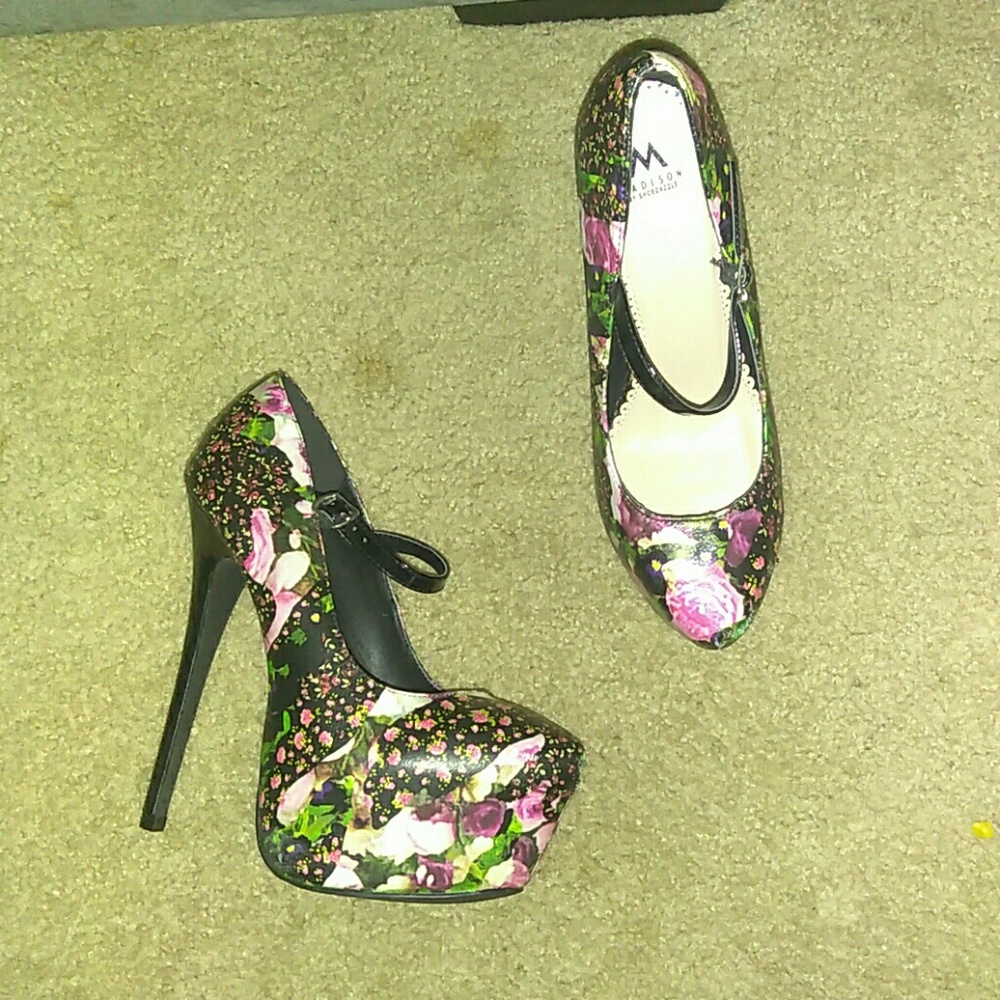 Shoedazzle Roxy platform pump size 8m