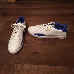 Puma sneakers size medium