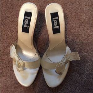 New cream heels with bow