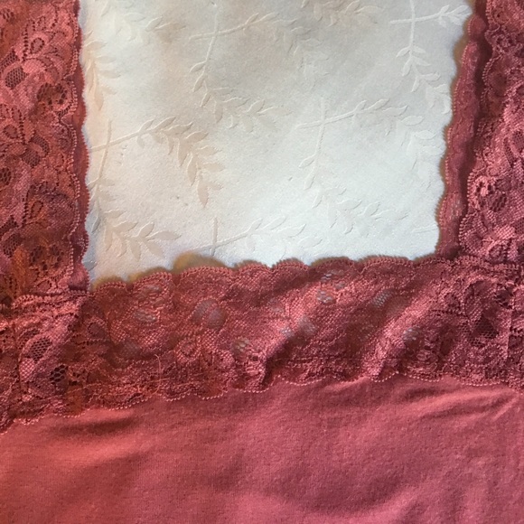 2 Halogen Lace Trim Tanks Size M - Picture 2 of 6