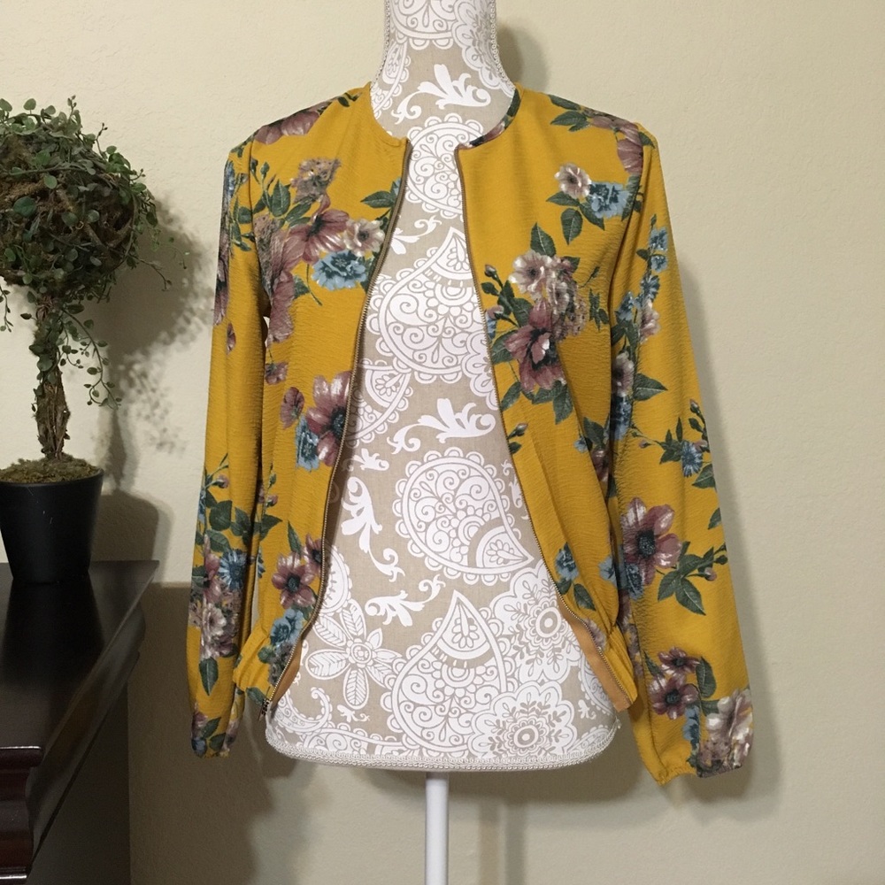🎉HP🎉 Beautiful Floral Mustard Bomber
