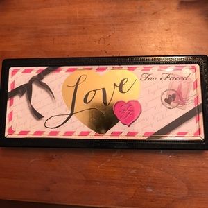 Too faced: love eyeshadow palette