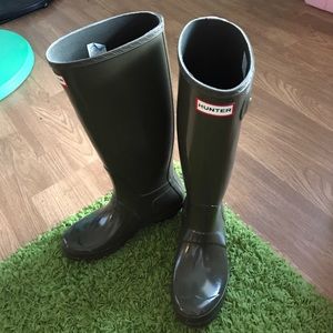 Hunter tall gloss rain boots in swamp green 7