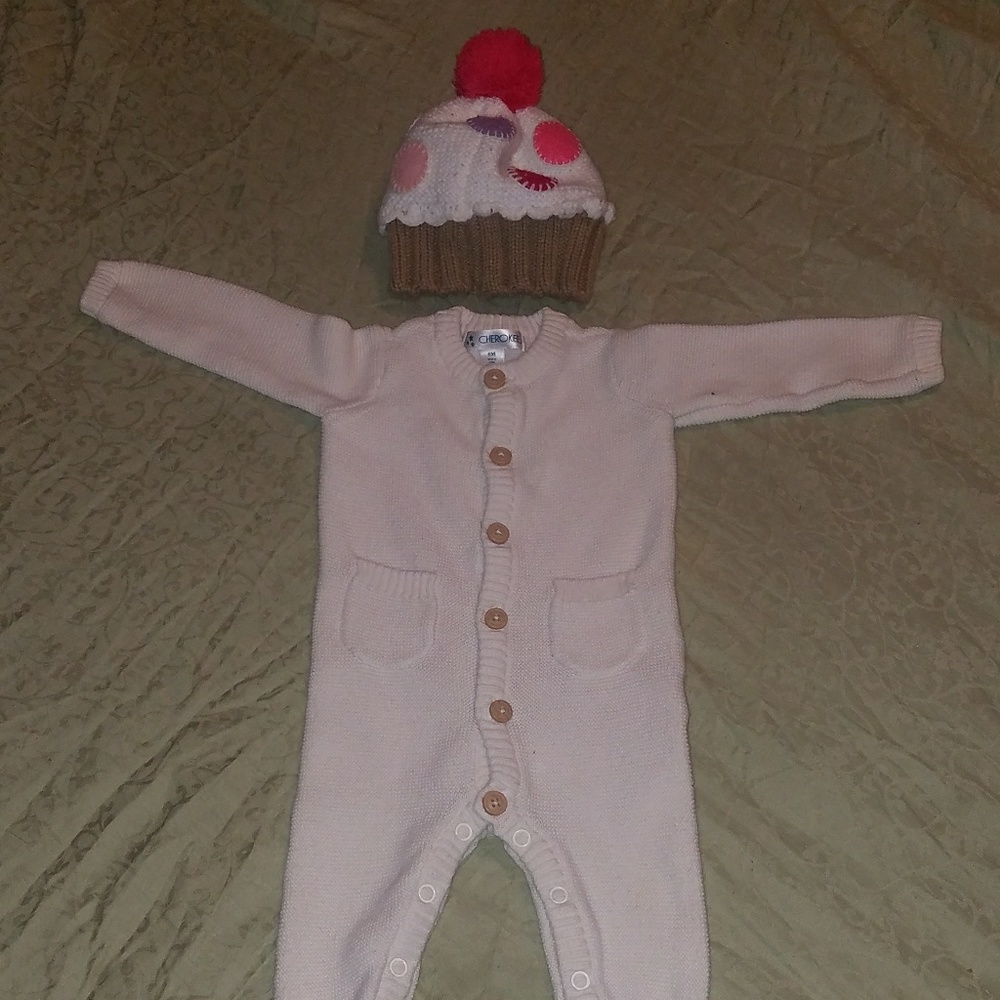 Sweater onesie w/polka dot hat