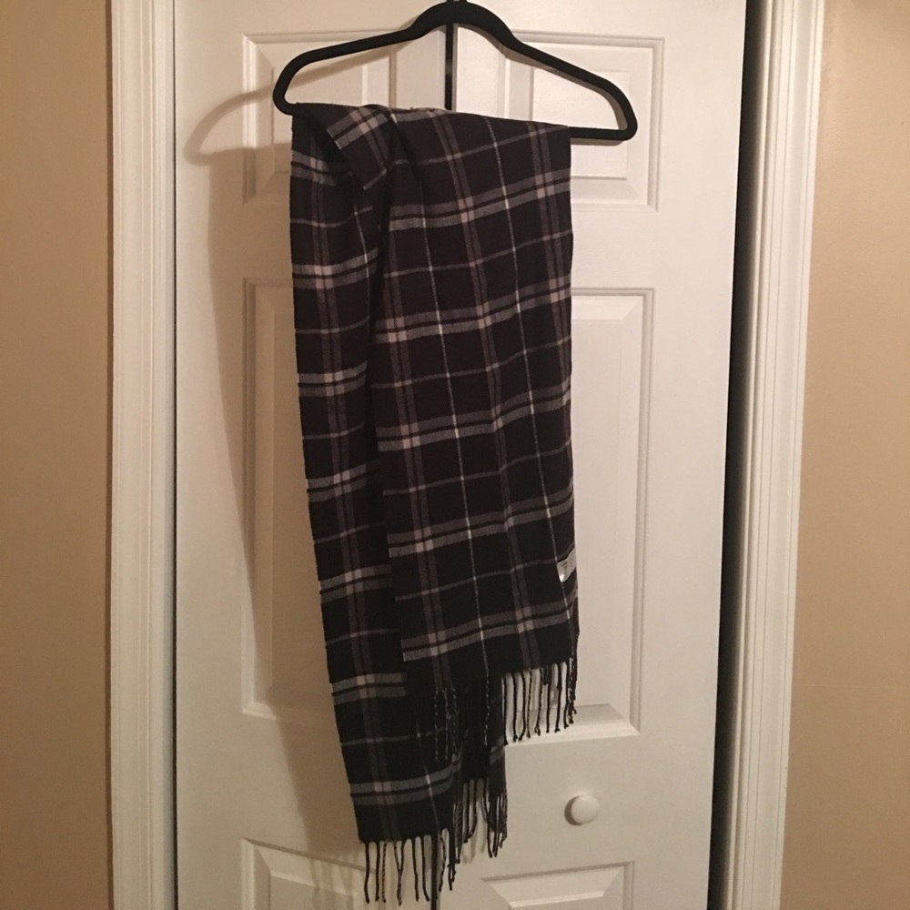 Scarf. Cashmere feel. 100% acrylic.