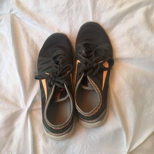 Women's tennis shoes