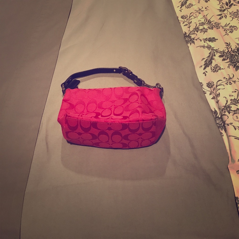 Fuschia coach hand bag. Great for running around!