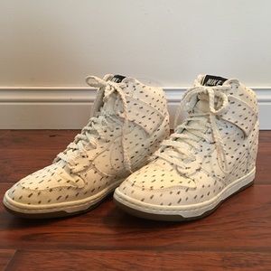 Nike sky high wedge black/white pattern w size 8.5