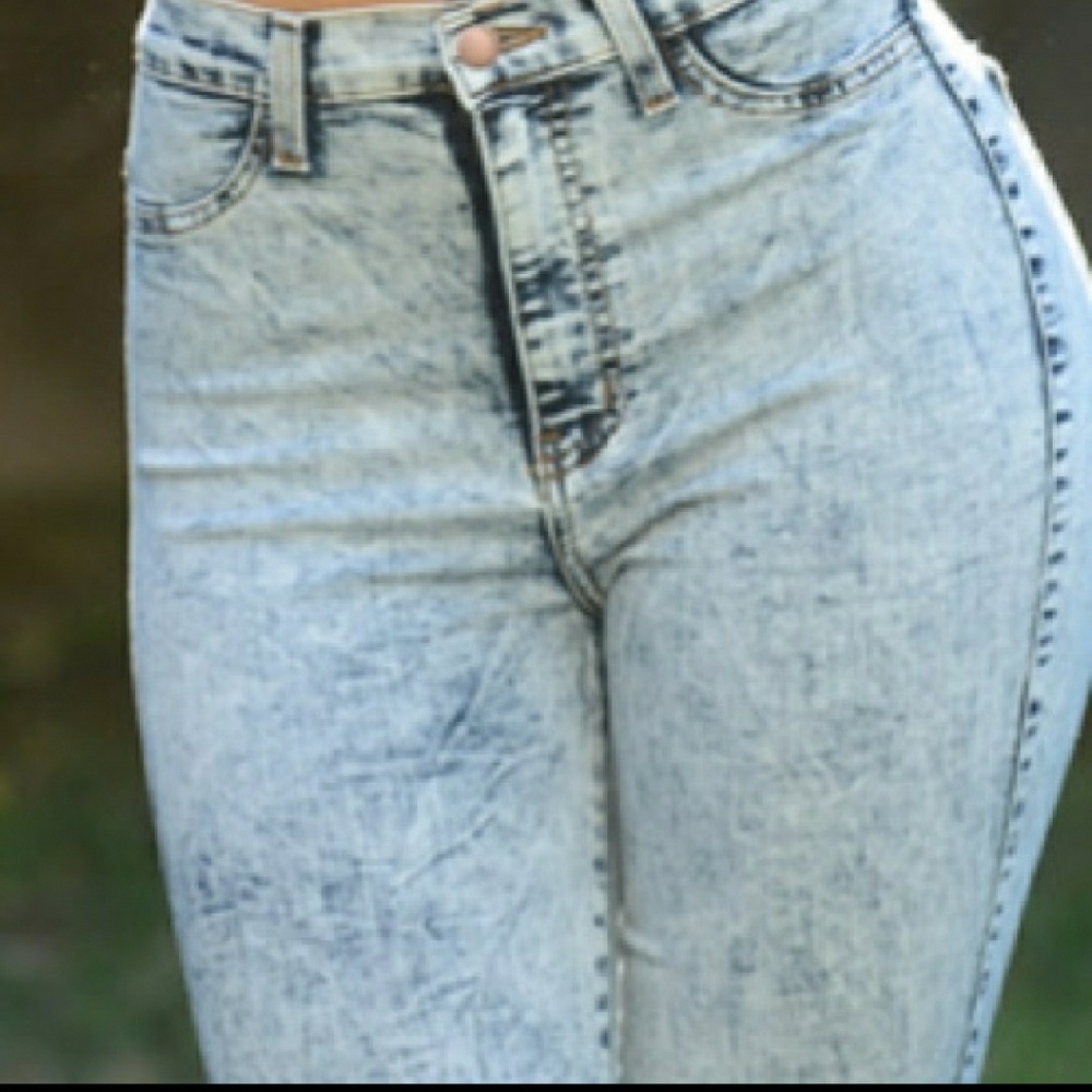 Acid wash high wasted jeans