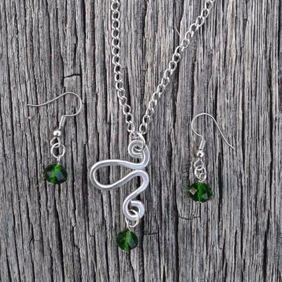 SOLD!!! Hammered Wire and Crystal Necklace Set - Picture 2 of 3