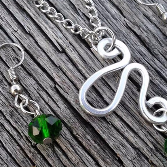 SOLD!!! Hammered Wire and Crystal Necklace Set - Picture 3 of 3