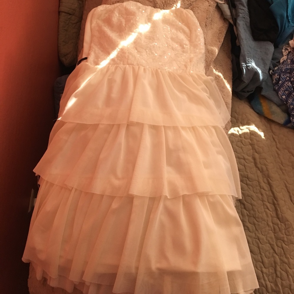 White sleeve less dress