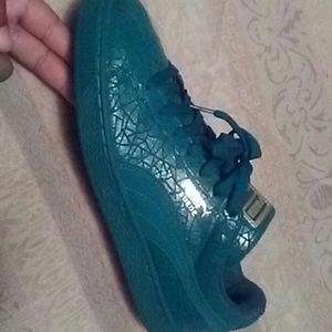 Green suede alligator pumas