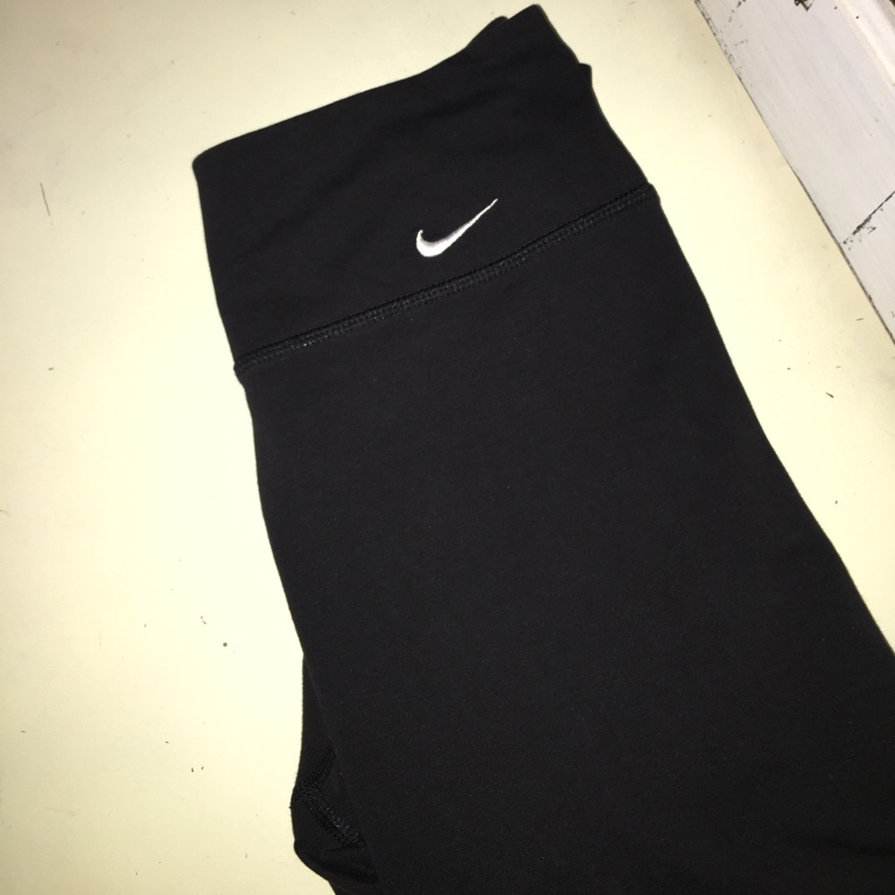 Black Nike crop leggings