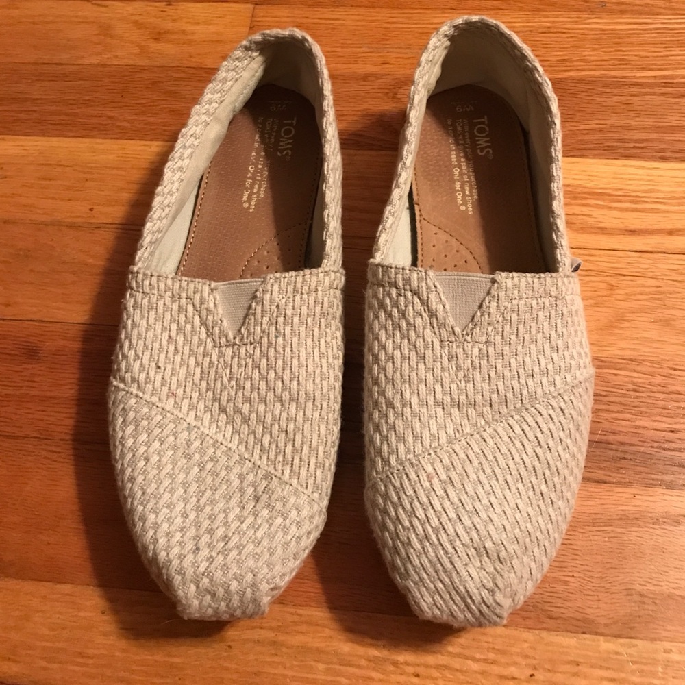 Neutral colored Toms