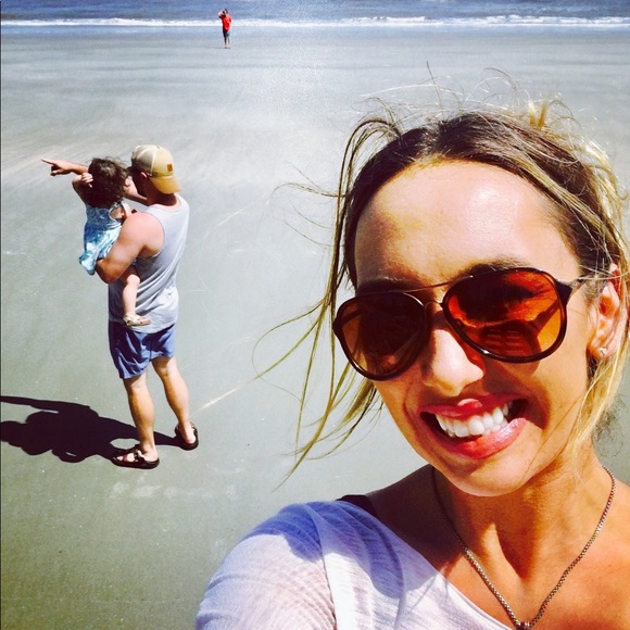 Meet your Posher, Lauren - Picture 3 of 3