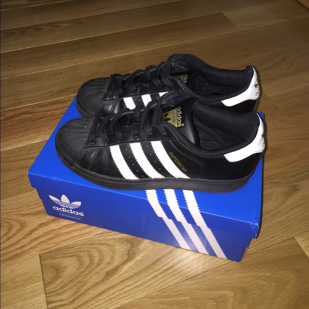 Adidas Superstars WILL SHIP WITH BOX