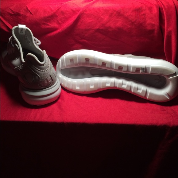 Adidas Tubular - Picture 2 of 4