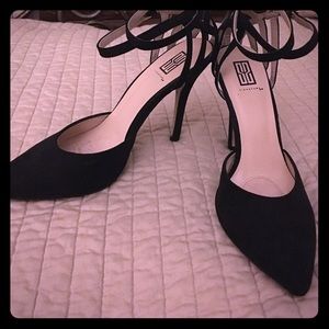 Black strappy pointy toed pumps !