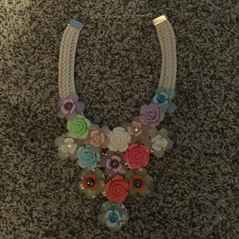 Pretty necklace with multicolor flowers