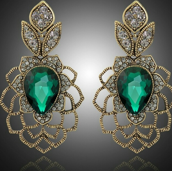 Boho green crystal earrings - Picture 3 of 5