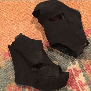 Black heels barely worn