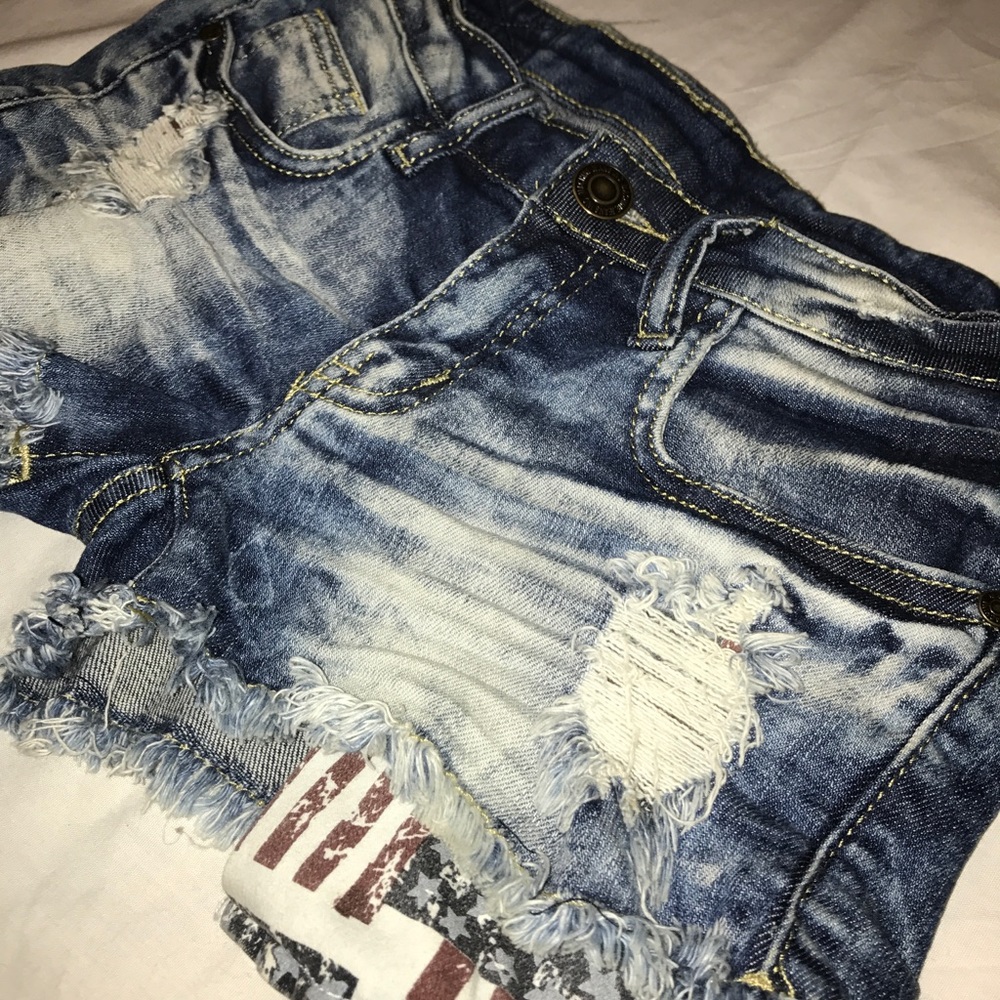 ❤️❤️SOLD❤️❤️Distressed ripped shorts