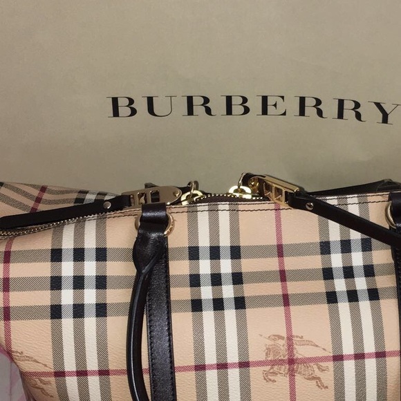 👍🏻👍🏻👍🏻Authentic Burberry tote!!! Sold... - Picture 2 of 3