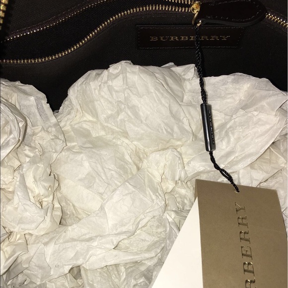 👍🏻👍🏻👍🏻Authentic Burberry tote!!! Sold... - Picture 3 of 3