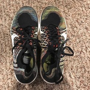 black & multicolored nike tennis shoes