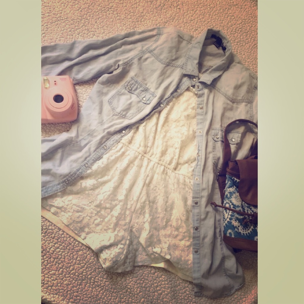 Min backpack & White Lace Romper