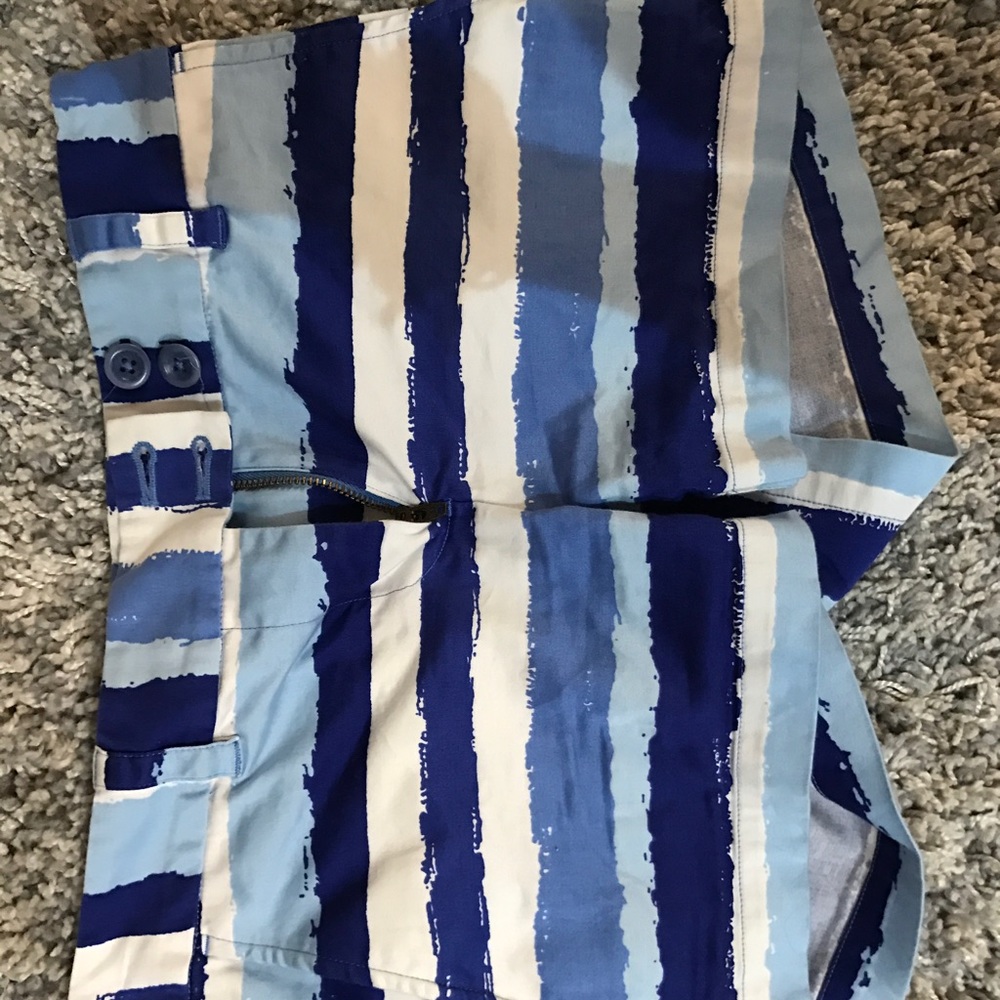 Vineyard Vines Women's Blue Striped Shorts