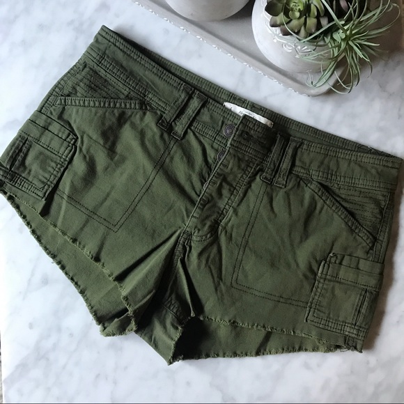 Abercrombie Green Cargo Shorts - Picture 2 of 10