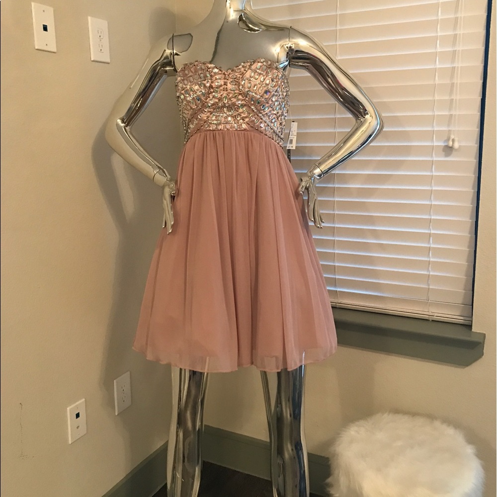 Beautiful New Formal Dress - Picture 4 of 8