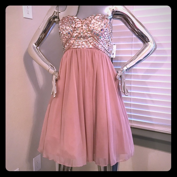 Beautiful New Formal Dress - Picture 3 of 8