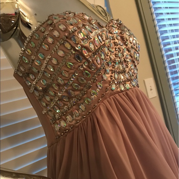 Beautiful New Formal Dress - Picture 5 of 8