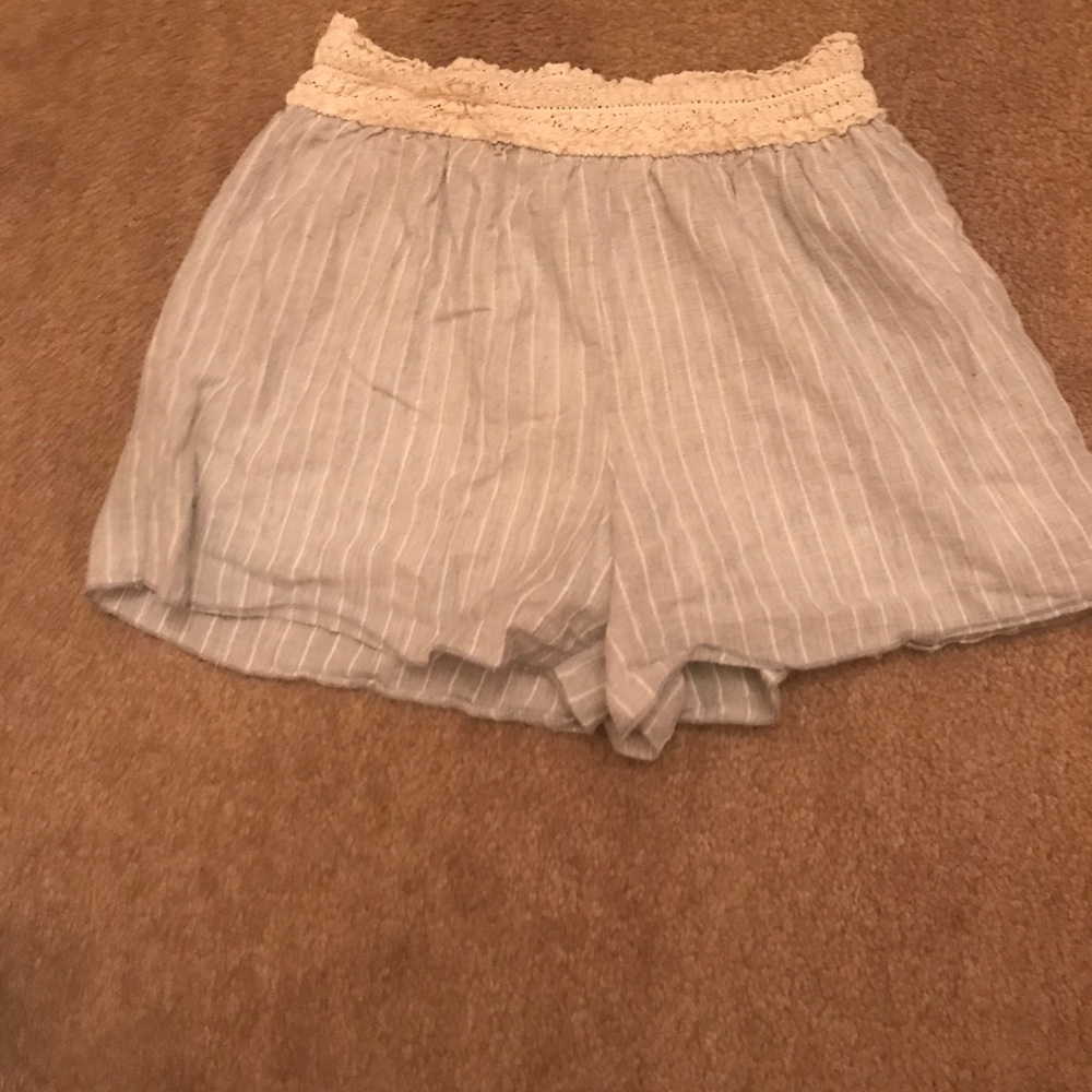 Linen shorts with stretchy waist band