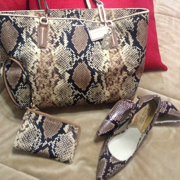 👜Coach Madison Python Purse & Wristlet👜 - Picture 3 of 7
