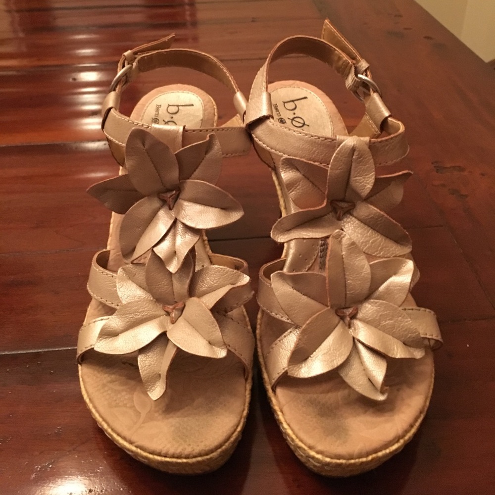 B.O.C. Born Concepts Wedge Flower Sandals Size 9