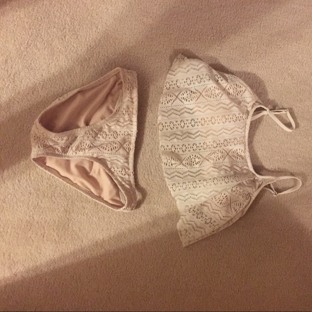 White crochet bikini set! (Willing to separate)