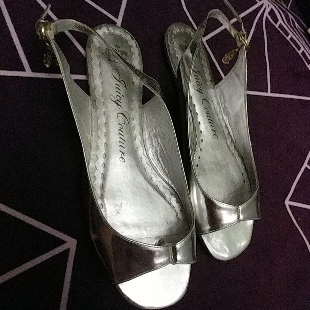 Juicy Couture size 8.5 silver flat shoes