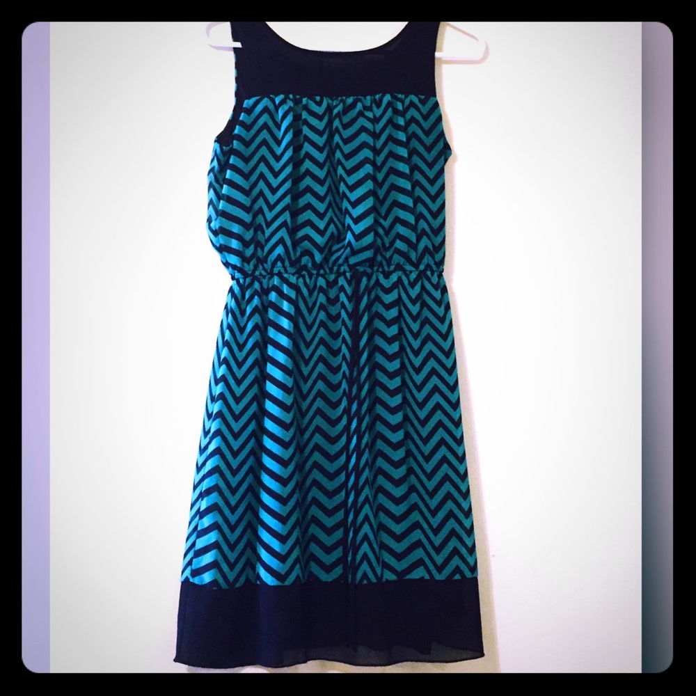 Black and green chevron print dress