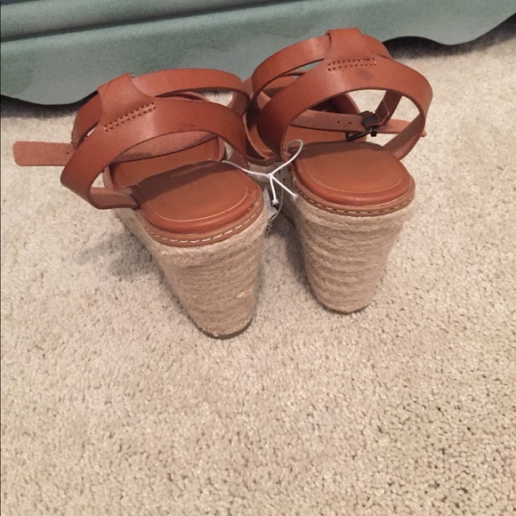 Old navy wedge shoes - Picture 2 of 4