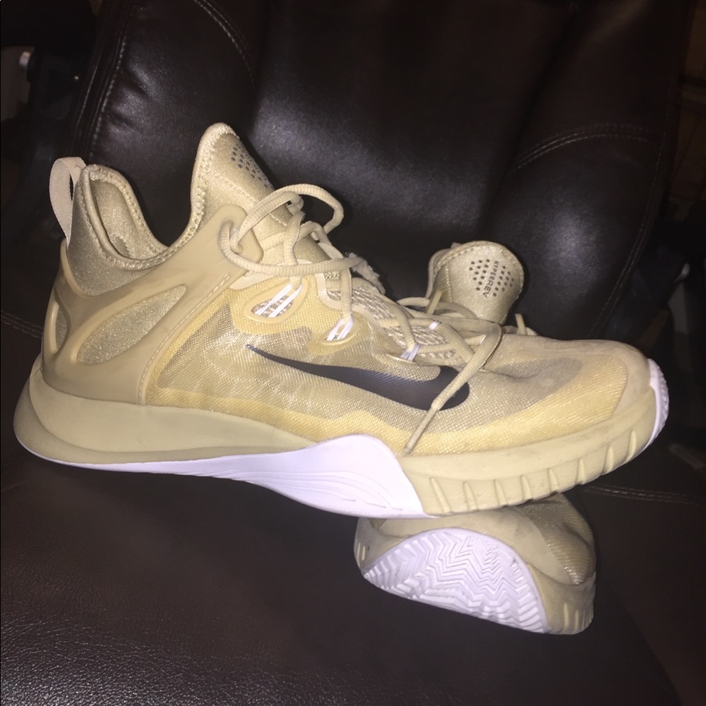 Brand new Nike HYPEREVS basketball shoes
