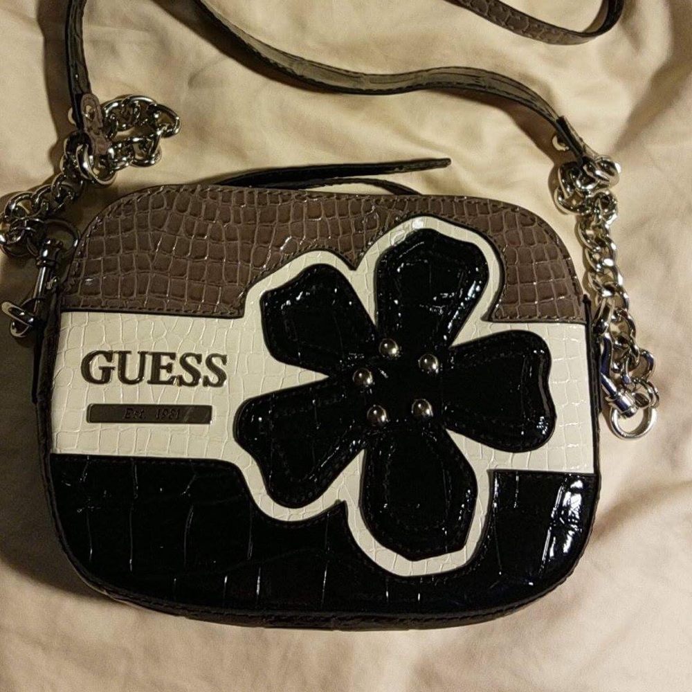 ⭐️MAKE OFFERS💰🐼Guess Purse👜