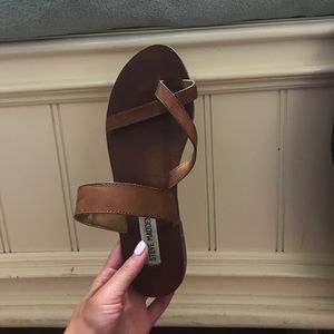 Steve Madden flag brown sandal with toe loop