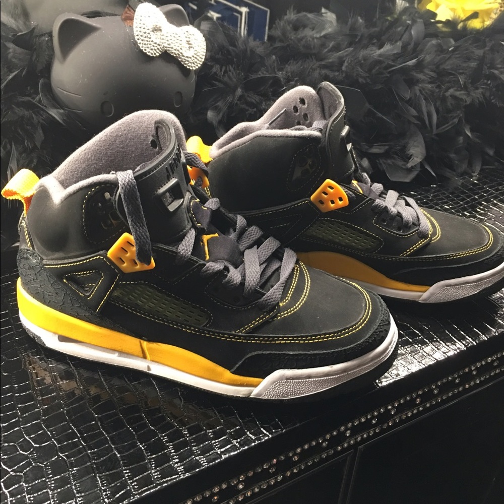 JORDAN SPIZIKE BLACK AND YELLOW SIZE 5Y