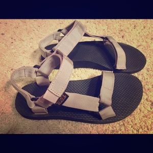 Women's size 6-6.5 TEVA